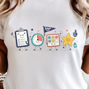 Op de afbeelding: Een wit t-shirt met een kleurrijke afbeelding van vier antropomorfe figuren: een klembord met een checklist, een klok, een vierkant rasterspel en een gele ster die een schuimvinger vasthoudt met de tekst BEHAVIOR TEAM op een blauwe vlag.