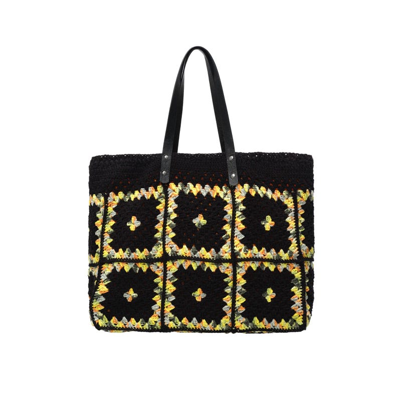 Puede incluir: Bolso tote de crochet negro con dise&ntilde;o de cuadrados de la abuela en amarillo, verde y naranja. El bolso tiene asas de cuero negro y es adecuado para llevar varios art&iacute;culos. Es un accesorio elegante para el uso diario.