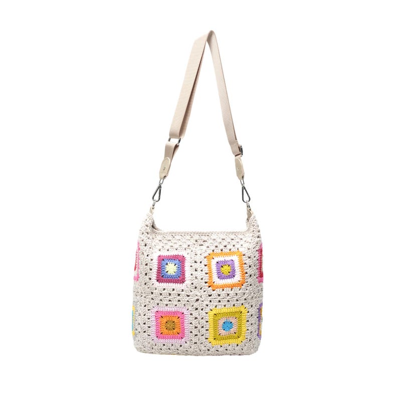K&ouml;nnte beinhalten: Eine cremefarbene H&auml;keltasche mit beigem Schulterriemen. Die Tasche hat bunte quadratische Muster in Rosa, Gelb, Blau und Gr&uuml;n. Die Tasche hat eine l&auml;ssige, handgemachte &Auml;sthetik.