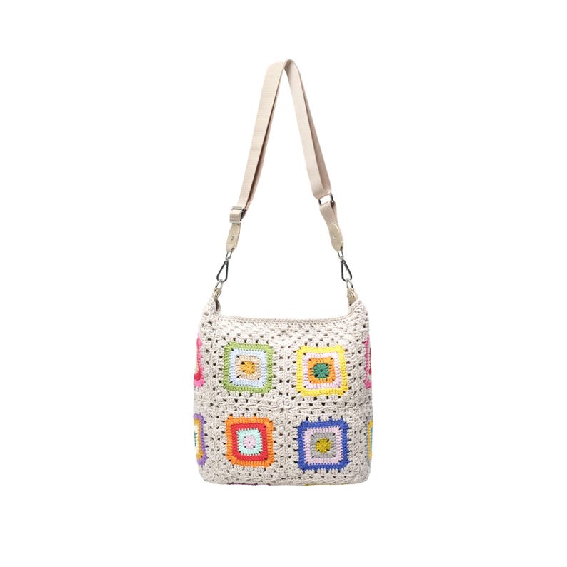 K&ouml;nnte beinhalten: Eine cremefarbene H&auml;keltasche im Eimer-Stil mit einem farbenfrohen Patchwork-Design. Die Tasche hat einen beigefarbenen, verstellbaren Schulterriemen und ist mit Quadraten in Rosa, Gr&uuml;n, Gelb, Orange und Blau verziert.