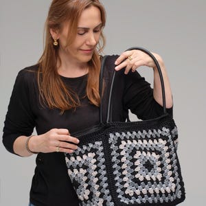 Black Gray Cream Crochet Granny Square Tote Bag, Genuine Leather Handle Boho Shoulder Bag bild 8