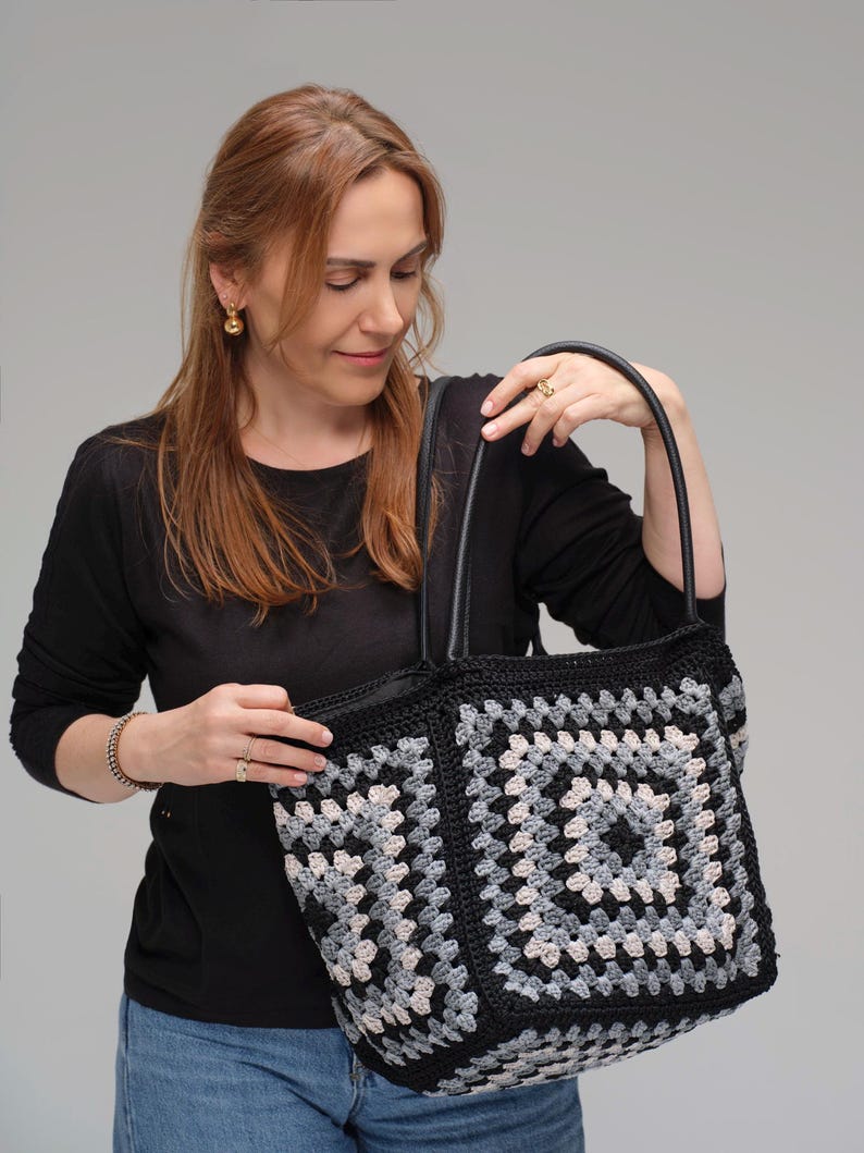 Black Gray Cream Crochet Granny Square Tote Bag, Genuine Leather Handle Boho Shoulder Bag bild 8