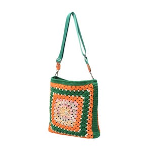 K&ouml;nnte beinhalten: Quadratische geh&auml;kelte Umh&auml;ngetasche mit gr&uuml;nem Riemen und Akzenten. Die Tasche hat ein zentrales quadratisches Muster in Orange, Rosa und Wei&szlig;, das von gr&uuml;nen und orangenen R&auml;ndern umrahmt wird.