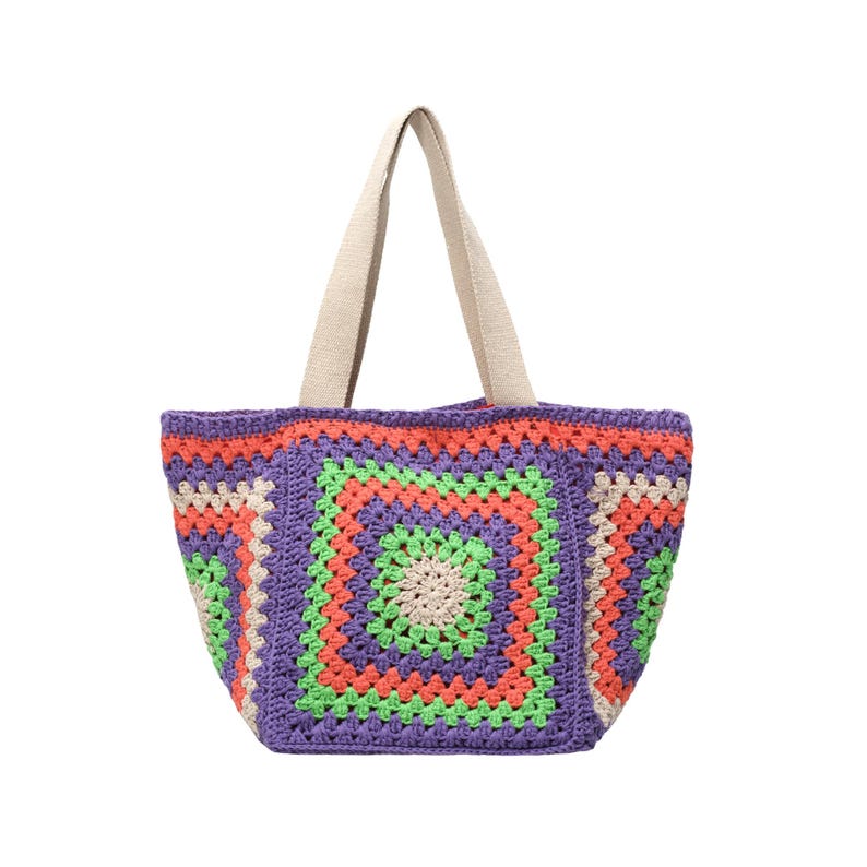 Puede incluir: Un bolso tote de crochet colorido con un patr&oacute;n cuadrado en tonos morado, verde, naranja y beige. El bolso tiene asas beige. Este bolso hecho a mano es perfecto para llevar compras o art&iacute;culos personales.