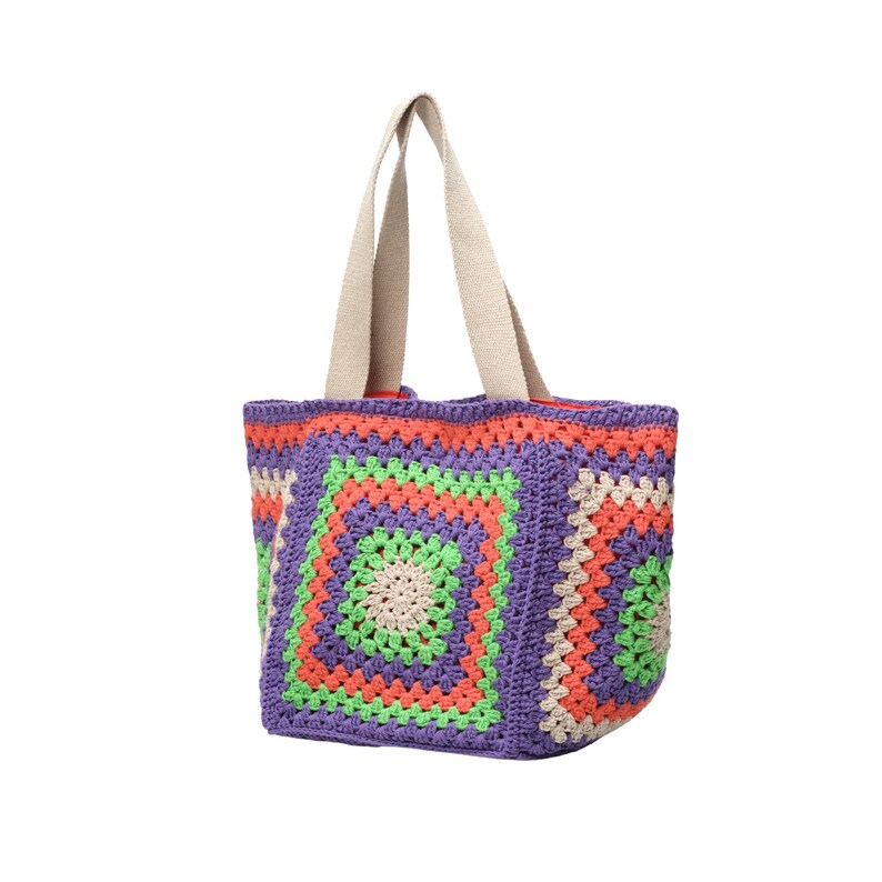 Puede incluir: Un bolso tote cuadrado de crochet con un dise&ntilde;o de patchwork colorido. El bolso presenta una base morada con cuadrados naranjas, verdes y beige. Tiene asas beige y un forro interior a juego. Un accesorio elegante y pr&aacute;ctico.