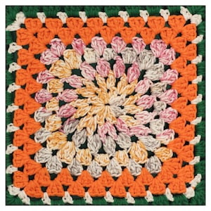 K&ouml;nnte beinhalten: Handgefertigtes quadratisches H&auml;kelst&uuml;ck mit floralem Design. Die Mitte ist ein warmes Gelb, umgeben von rosa, grauen und orangefarbenen Bl&uuml;tenbl&auml;ttern. Der &auml;u&szlig;ere Rand ist ein leuchtendes Gr&uuml;n mit wei&szlig;en Akzenten. Ideal f&uuml;r die Inneneinrichtung.