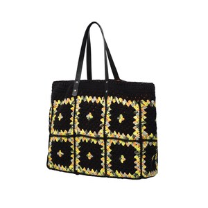 Puede incluir: Bolso tote de crochet negro con un dise&ntilde;o de patchwork con detalles en amarillo y naranja. El bolso tiene dos asas de cuero negro. Un accesorio elegante para llevar art&iacute;culos.