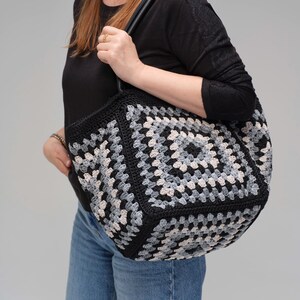 Black Gray Cream Crochet Granny Square Tote Bag, Genuine Leather Handle Boho Shoulder Bag bild 4