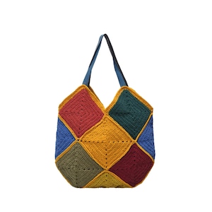 Puede incluir: Un bolso tote de ganchillo hecho a mano y colorido. El bolso presenta un dise&ntilde;o de patchwork con cuadrados rojos, azules, verdes y amarillos. Tiene una correa azul para llevarlo. Un accesorio &uacute;nico y elegante.