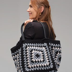 Black Gray Cream Crochet Granny Square Tote Bag, Genuine Leather Handle Boho Shoulder Bag bild 7