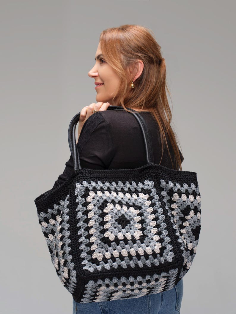 Black Gray Cream Crochet Granny Square Tote Bag, Genuine Leather Handle Boho Shoulder Bag bild 7