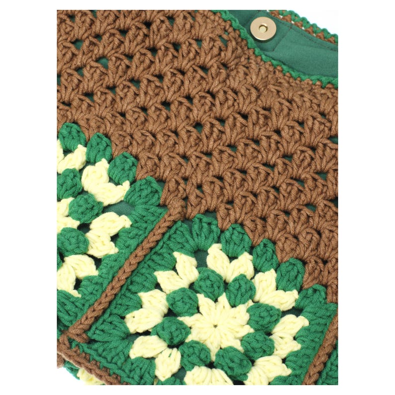 K&ouml;nnte beinhalten: Nahaufnahme einer handgefertigten H&auml;keltasche in Braun, Gr&uuml;n und Creme. Das Design weist ein Granny-Square-Muster auf, mit einem gr&uuml;nen Stofffutter und einem runden Knopfverschluss.