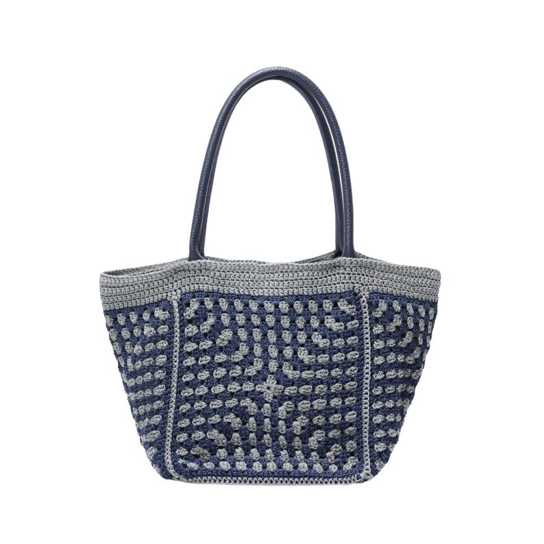 May include: A crocheted tote bag in blue and grey with a geometric pattern. It has dark blue leather handles. The bag is designed for carrying items. The bag's dimensions are approximately 30 cm in width and 30 cm in height.