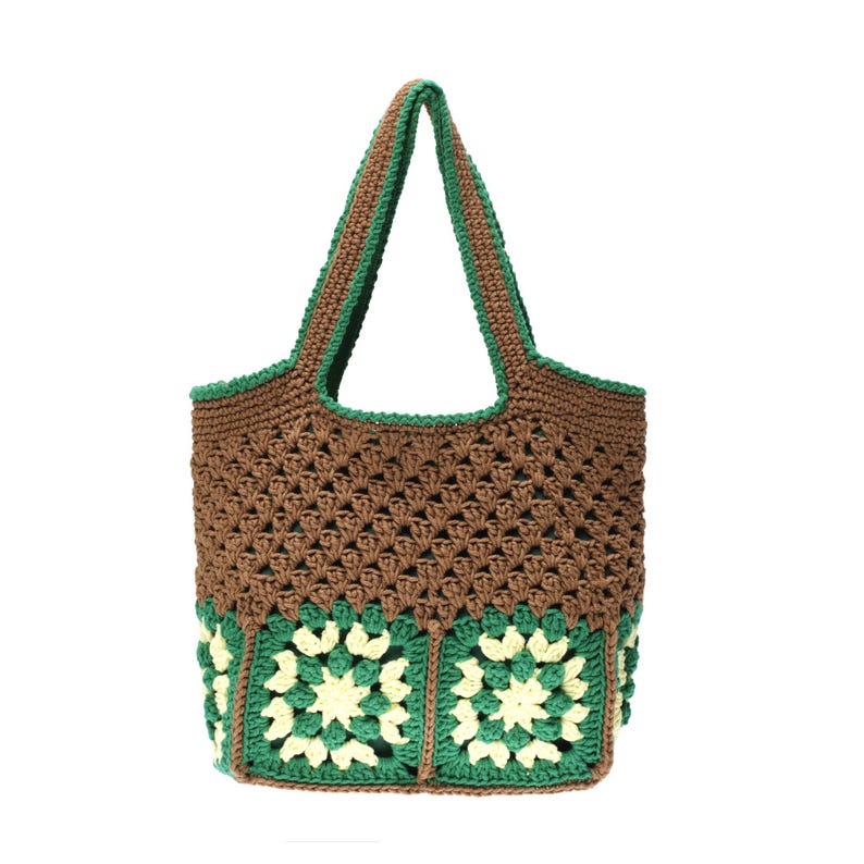 K&ouml;nnte beinhalten: Eine braune und gr&uuml;ne H&auml;keltasche. Die Tasche hat einen braunen K&ouml;rper mit gr&uuml;nen Verzierungen und Griffen. Der Boden der Tasche hat ein gr&uuml;nes und cremefarbenes Blumenmuster. Die Tasche ist aus weichem, strukturiertem Garn gefertigt.