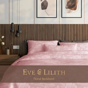 Op de afbeelding: Een lichtroze beddengoedset met een subtiel bloemenpatroon, inclusief een dekbedovertrek en bijpassende kussens. De tekst "EVE & LILITH" en "Floral Bedsheet" staat in gouden letters onderaan de afbeelding gedrukt.