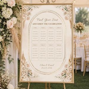 Puede incluir: Un cartel rectangular de distribución de mesas de boda en un marco dorado sobre un caballete dorado. El cartel presenta un fondo crema con ilustraciones florales, el texto "Find Your Seat AND ENJOY THE CELEBRATION", ocho listas de mesas y "Elena & David June 15, 2026".