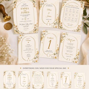 Puede incluir: Un conjunto de plantillas editables de Canva para bodas con papelería de color crema, marcos arqueados dorados y detalles florales blancos. La colección incluye una invitación, letrero de bienvenida, plano de asientos, menú, número de mesa y tarjeta de agradecimiento.