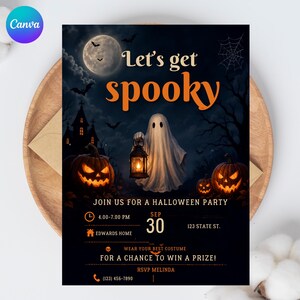 Puede incluir: Una tarjeta de invitación para una fiesta de Halloween con un fantasma sosteniendo una linterna, dos calabazas, una casa embrujada y una luna llena. El texto dice: Let's get spooky, JOIN US FOR A HALLOWEEN PARTY, SEP 30, 4.00-7.00 PM, EDWARDS HOME, 123 STATE ST.