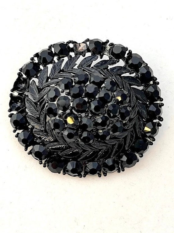 Vintage Lisner brooch with Black rhinestones, dome
