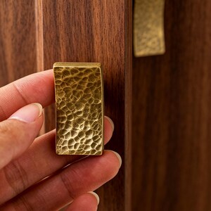 Handgesmede massief messing knop, gehamerde metalen kastgreep, handgemaakte ladeknop, uniek keukenbeslag, modern rustiek meubelaccessoire