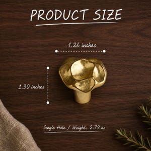 Puede incluir: Un pomo para mueble de color dorado con forma org&aacute;nica irregular. El texto indica PRODUCT SIZE, 3,2 cm de ancho, 3,3 cm de alto y un peso de 79 gramos. El pomo presenta un dise&ntilde;o de orificio &uacute;nico y un acabado met&aacute;lico texturizado.