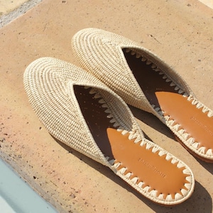 Mules de rafia hechas a mano – Sandalias planas de verano con plantilla de cuero tejido, ideales para la playa.