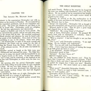 以下が含まれることがあります： 「The Great Roxhythe」の章からのテキストが掲載された開かれた本。テキストは、クリストファーとミルワード氏の出会いを説明しています。ページは古く、テキストと章のタイトルが見えます。