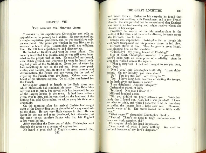 以下が含まれることがあります： 「The Great Roxhythe」の章からのテキストが掲載された開かれた本。テキストは、クリストファーとミルワード氏の出会いを説明しています。ページは古く、テキストと章のタイトルが見えます。