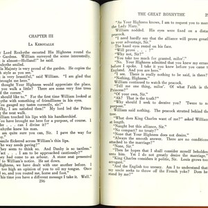 以下が含まれることがあります： 「THE GREAT ROXHYTHE」と「CHAPTER III LA KEROUALLE」からのテキストが書かれた開いた本のページ。テキストは黒いフォントで、古びたオフホワイトの紙に書かれています。本は2つの見開きページに開かれており、テキストがスペースの大部分を占めています。