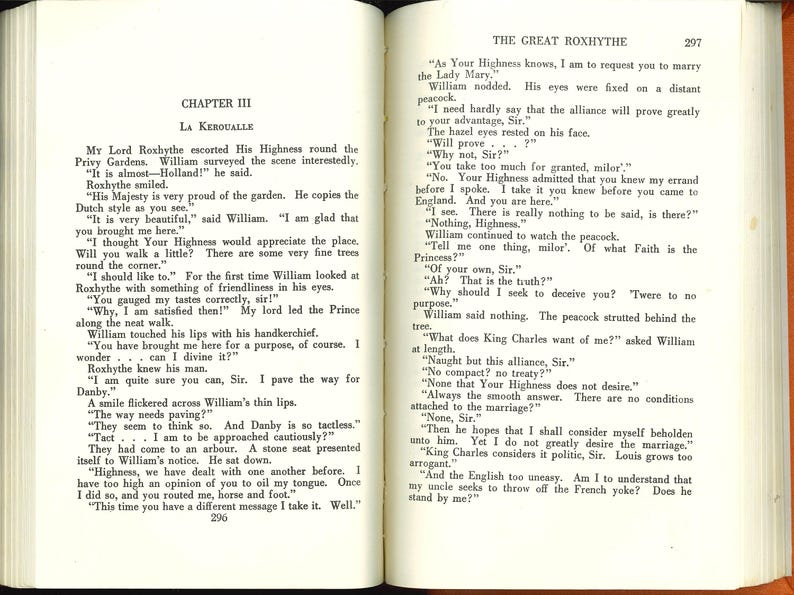 以下が含まれることがあります： 「THE GREAT ROXHYTHE」と「CHAPTER III LA KEROUALLE」からのテキストが書かれた開いた本のページ。テキストは黒いフォントで、古びたオフホワイトの紙に書かれています。本は2つの見開きページに開かれており、テキストがスペースの大部分を占めています。