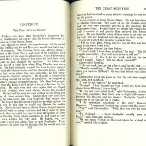 以下が含まれることがあります： 古くなった紙に書かれたテキストが載っている開いた本。ページには、章のタイトルとページ番号が表示された、2列の印刷されたテキストが表示されています。本は、疑いとクリストファーという名前のキャラクターについて議論する章に開かれています。