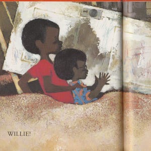K&ouml;nnte beinhalten: Zwei Kinder, eines in einem roten Shirt und das andere in einem blau-wei&szlig;en Shirt, betrachten eine gro&szlig;e wei&szlig;e Leinwand. Die Leinwand ist auf einem Holzstaffelei aufgestellt. Das Wort "WILLIE!" ist auf dem Boden vor den Kindern geschrieben.
