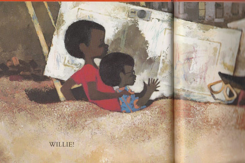 K&ouml;nnte beinhalten: Zwei Kinder, eines in einem roten Shirt und das andere in einem blau-wei&szlig;en Shirt, betrachten eine gro&szlig;e wei&szlig;e Leinwand. Die Leinwand ist auf einem Holzstaffelei aufgestellt. Das Wort "WILLIE!" ist auf dem Boden vor den Kindern geschrieben.
