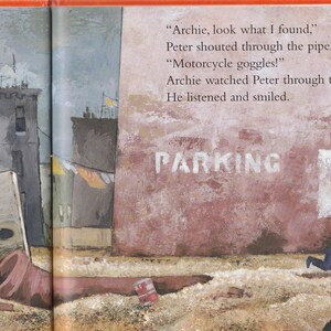K&ouml;nnte beinhalten: Eine bunte Illustration einer Stadtszene mit zwei spielenden Kindern. Ein Kind schaut durch ein Rohr und das andere Kind h&ouml;rt zu. Der Text "PARKING" ist an einer roten Wand zu sehen.