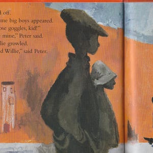 K&ouml;nnte beinhalten: Eine Schwarzwei&szlig;illustration eines Jungen mit Hut und Mantel, der mit einem Hund steht. Der Junge sagt: "Archie, halt Willie." Der Text "Sie machten sich auf den Weg. Pl&ouml;tzlich tauchten ein paar gro&szlig;e Jungs auf. "Gib uns die Brille, Kleiner!" "Nein, die sind meine", sagte Peter. Sein Hund Willie knurrte." ist im Bild zu sehen.