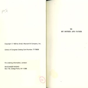 以下が含まれることがあります： 「TO MY MOTHER AND FATHER」と書かれた右ページがある開いた本。左ページには、著作権情報（「Copyright &copy; 1923 by Small, Maynard & Company, Inc.」など）と米国議会図書館のカード番号が記載されています。