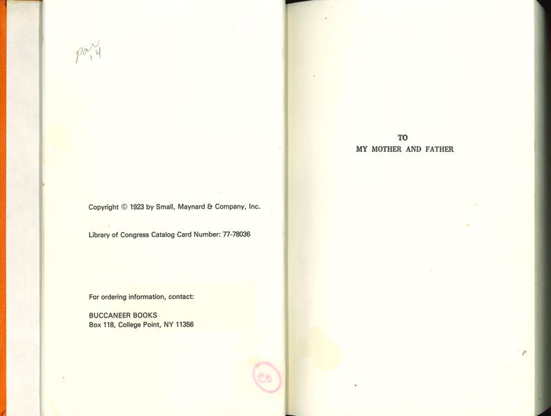 以下が含まれることがあります： 「TO MY MOTHER AND FATHER」と書かれた右ページがある開いた本。左ページには、著作権情報（「Copyright &copy; 1923 by Small, Maynard & Company, Inc.」など）と米国議会図書館のカード番号が記載されています。
