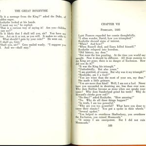 以下が含まれることがあります： 古くなった紙にテキストが書かれた開いた本。左ページには「THE GREAT ROXHYTHE」というタイトルがあり、右ページには「CHAPTER VII FEBRUARY、1685」というタイトルがあります。テキストは黒いフォントです。