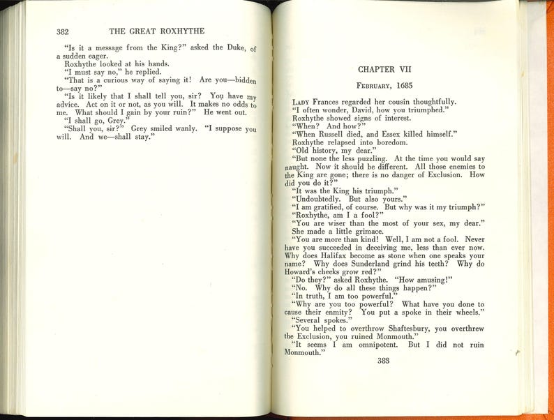 以下が含まれることがあります： 古くなった紙にテキストが書かれた開いた本。左ページには「THE GREAT ROXHYTHE」というタイトルがあり、右ページには「CHAPTER VII FEBRUARY、1685」というタイトルがあります。テキストは黒いフォントです。