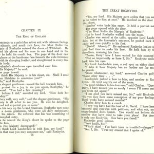 以下が含まれることがあります： 古びた紙に書かれたテキストが掲載された開かれた本。左ページには「第9章：イングランド王」、右ページには「偉大なロクサイス」と書かれています。テキストは黒色で印刷されており、ページ番号76と77が表示されています。