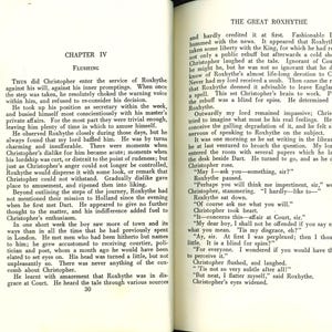 以下が含まれることがあります： 古くなった紙に書かれたテキストが載っている開いた本。左ページには章のタイトルとテキストがあり、右ページにはさらにテキストがあります。本は第IV章「Flushing」に開かれており、右ページの上部には「The Great Roxhythe」のテキストがあります。