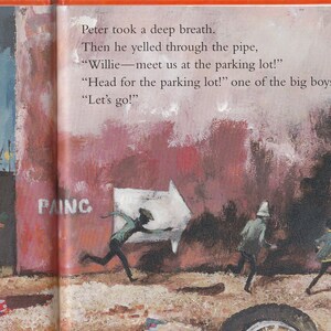 K&ouml;nnte beinhalten: Eine farbenfrohe Illustration von Kindern, die in einer Stra&szlig;enszene spielen. Die Illustration zeigt ein rotes Backsteingeb&auml;ude mit einem wei&szlig;en Schild, auf dem "PAING" steht. Es sind drei Kinder in der Illustration, von denen eines durch ein Rohr schreit. Der Text in der Illustration lautet: "Peter holte tief Luft. Dann schrie er durch das Rohr: "Willie, triff uns am Parkplatz!" "Ab zum Parkplatz!" schrie einer der gro&szlig;en Jungs. "Los geht's!"