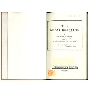 以下が含まれることがあります： ゲオルゲット・ヘイヤー著「The Great Roxhythe」というタイトルの開いた本。Buccaneer Books, New Yorkから出版。本はオレンジ色の表紙と黒い文字の白いページで構成されています。タイトルページが表示されています。