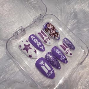 Unghie finte viola BTS Army, unghie finte Chibi Kpop Fandom carine, unghie acriliche personalizzate con stelle glitterate, nail art per il concerto Borahae