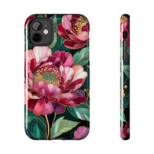 Pode incluir: Uma capa de smartphone com um fundo verde-azulado escuro e grandes flores de peônia em tons vibrantes de rosa e magenta. O design floral inclui contornos e detalhes em dourado, com folhas verdes intercaladas por todo o padrão em ambas as vistas.