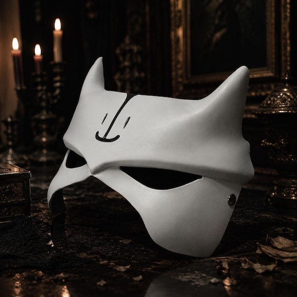 Minimalistische graue gehörnte Halbgesichtsmaske, moderne Anime-Stil-Maske mit schwarzem Lächeln für Cosplay, Halloween, Raves & Themenpartys