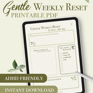 Op de afbeelding: Een digitale planner op een tablet met de tekst "Gentle Weekly Reset Printable PDF". De planner bevat secties voor wekelijkse doelen, taken en kleine acties. Het ontwerp is minimalistisch met groene accenten en de woorden "ADHD Friendly" en "Instant Download".