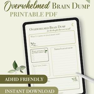 Op de afbeelding: Een digitale tablet toont een afdrukbare PDF met de titel "Overwhelmed Brain Dump". Het ontwerp bevat secties voor het ordenen van gedachten, met de tekst "ADHD Friendly" en "Instant Download" onderaan. Het kleurenschema is zachtgroen en beige.