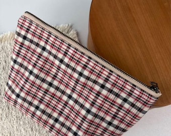 Ampia pochette in cotone / Robusta trousse per il trucco fatta a mano / Regalo unico per insegnante, mamma, migliore amica / Astuccio da viaggio a quadretti rossi natalizio