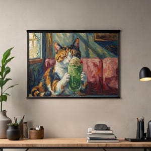 Puede incluir: Una impresión artística enmarcada que representa a un gato calicó sentado en un reservado, sosteniendo un batido verde alto cubierto con una bola de helado y una cereza roja. La obra presenta pinceladas visibles y un estilo pictórico cálido.